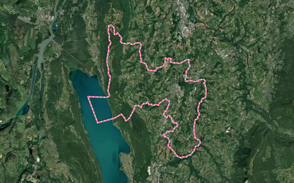 Vue satellite de Entrelacs avec ses contours administratifs