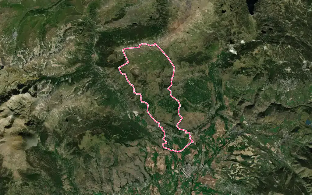Vue satellite de Enveitg avec ses contours administratifs