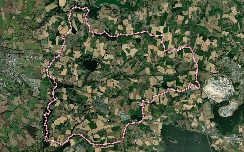 Vue satellite de Erbrée avec ses contours administratifs