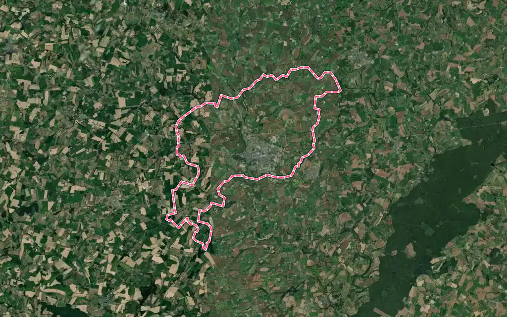 Vue satellite de Ernée avec ses contours administratifs