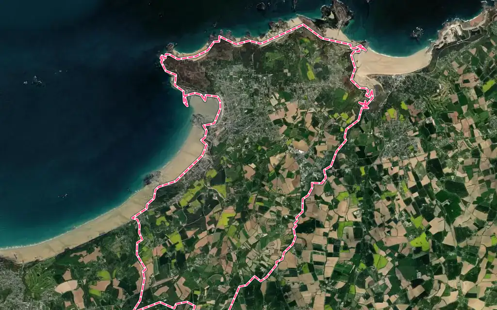 Vue satellite de Erquy avec ses contours administratifs
