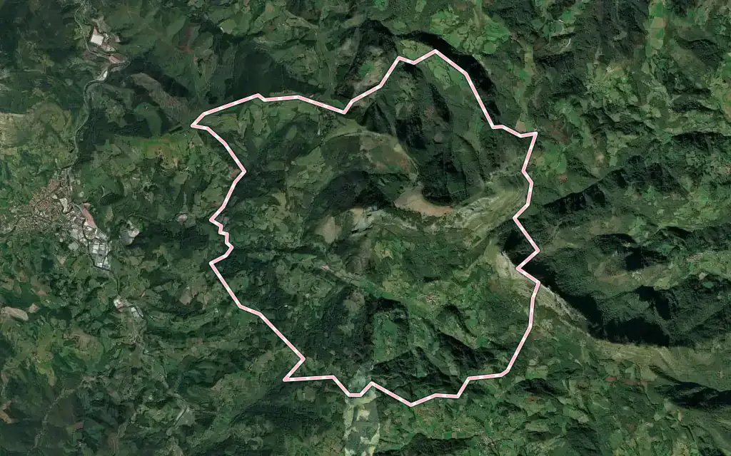 Vista satélite de Errezil con su contorno administrativo