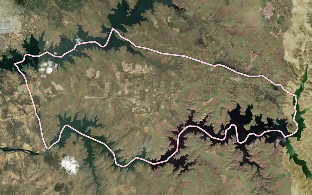 Vista satélite de Esparragosa de Lares con su contorno administrativo