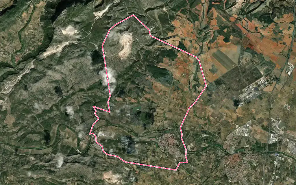 Vue satellite de Espira-de-l'Agly avec ses contours administratifs