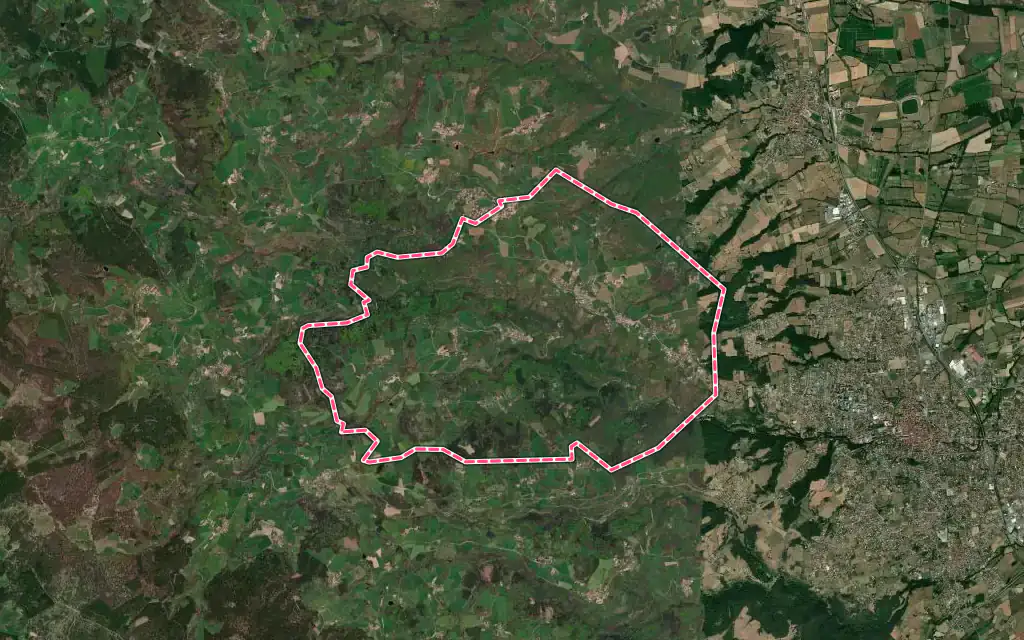 Vue satellite de Essertines-en-Châtelneuf avec ses contours administratifs