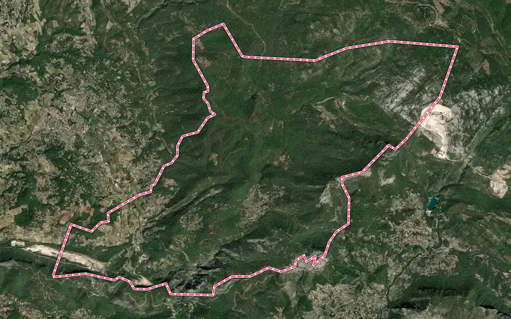 Vue satellite de Évenos avec ses contours administratifs