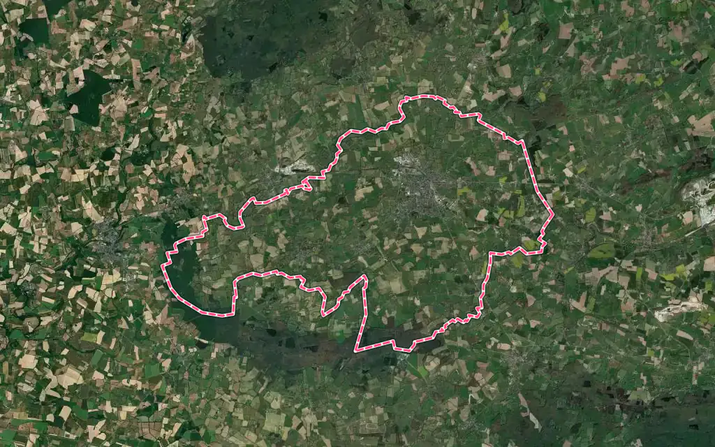 Vue satellite de Évron avec ses contours administratifs