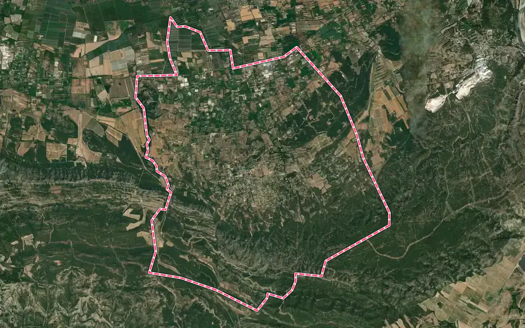 Vue satellite de Eygalières avec ses contours administratifs
