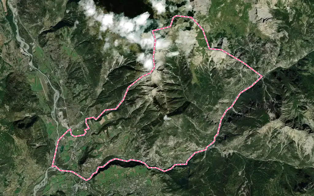 Vue satellite de Eygliers avec ses contours administratifs