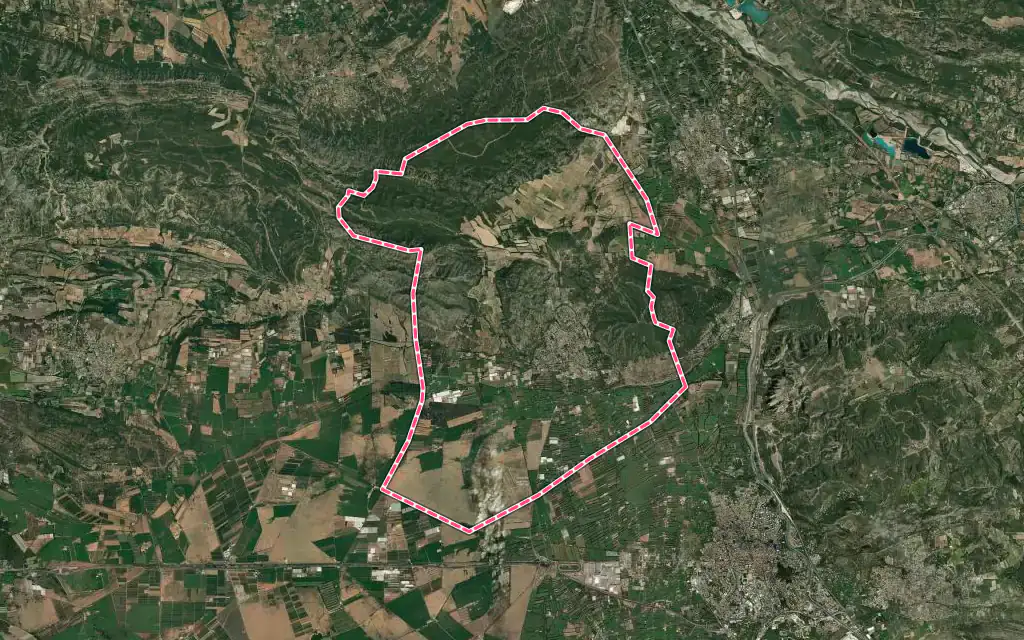 Vue satellite de Eyguières avec ses contours administratifs