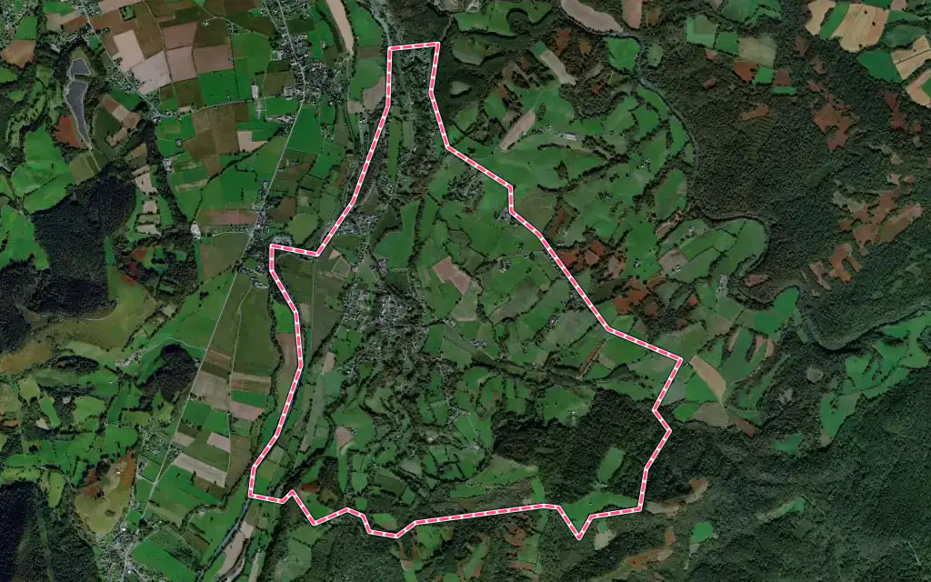 Vue satellite de Eysus avec ses contours administratifs