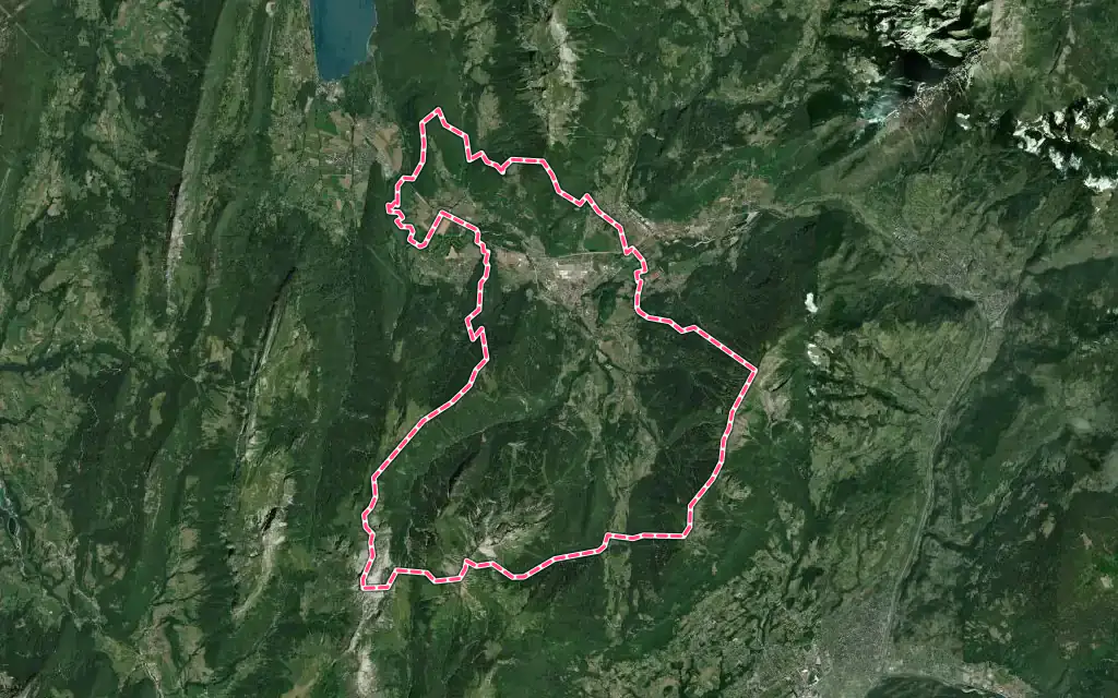 Vue satellite de Faverges-Seythenex avec ses contours administratifs