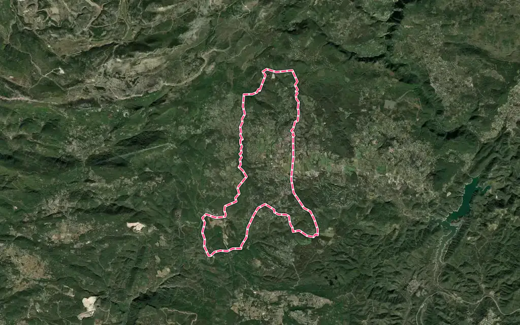 Vue satellite de Fayence avec ses contours administratifs