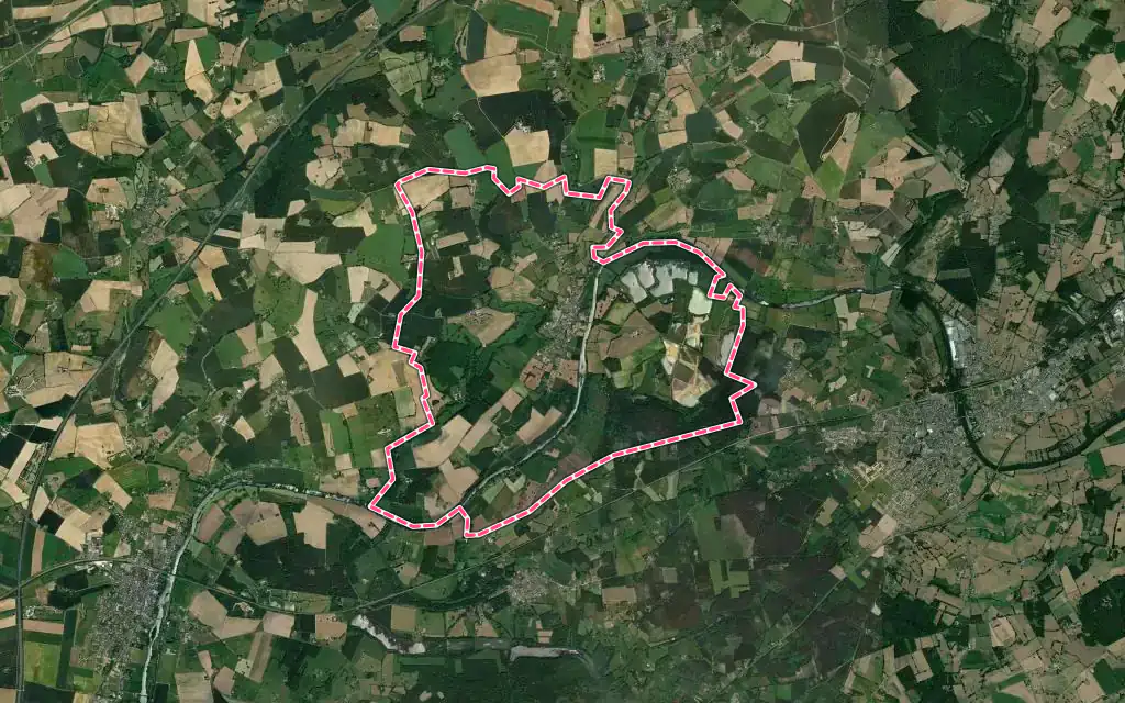 Vue satellite de Fercé-sur-Sarthe avec ses contours administratifs
