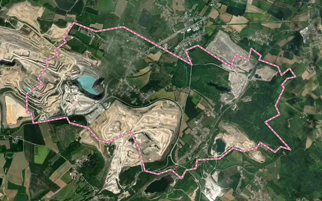 Vue satellite de Ferques avec ses contours administratifs
