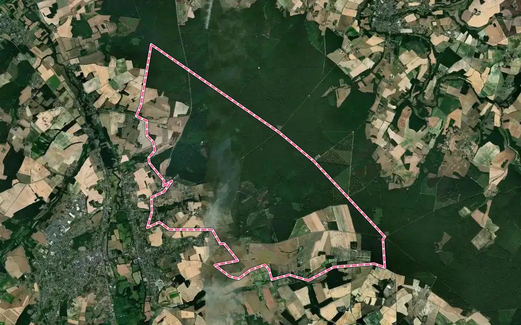 Vue satellite de Ferrière-sur-Beaulieu avec ses contours administratifs