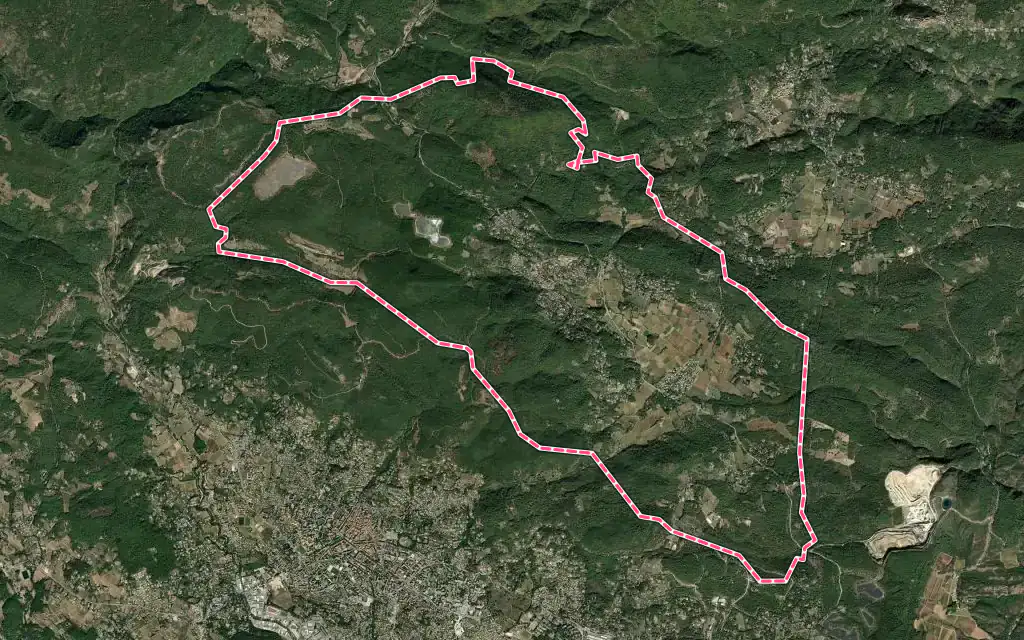 Vue satellite de Figanières avec ses contours administratifs
