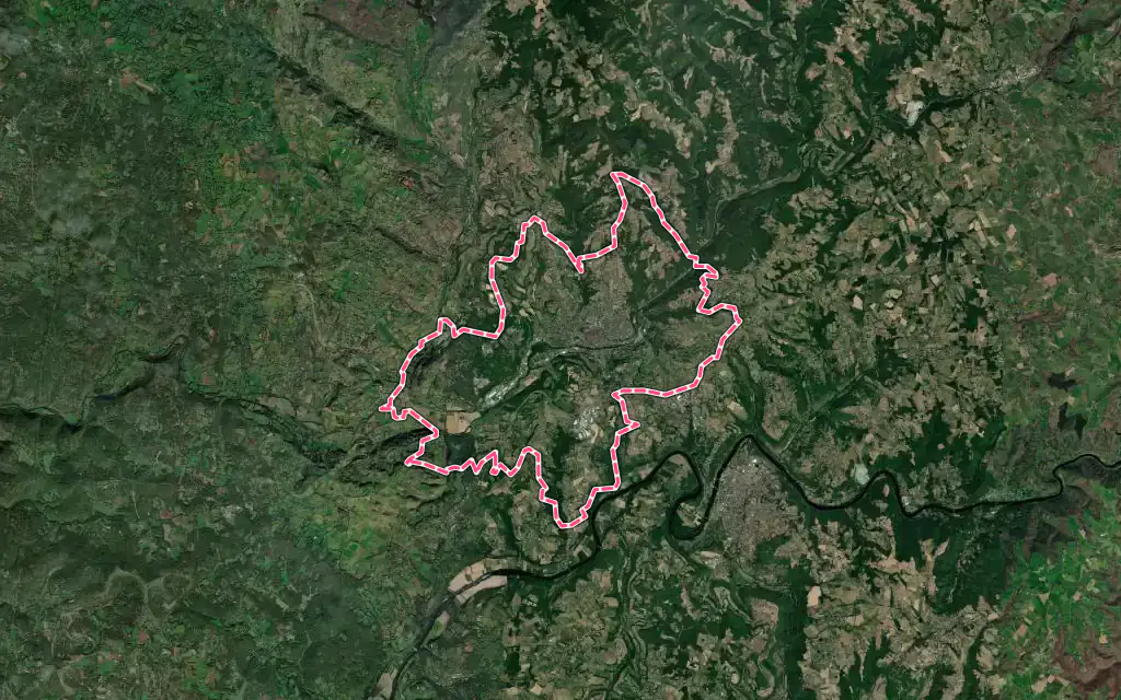 Vue satellite de Figeac avec ses contours administratifs
