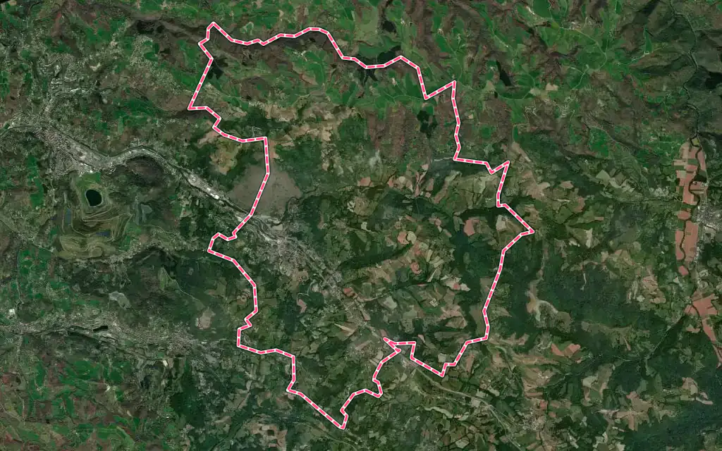 Vue satellite de Firmi avec ses contours administratifs
