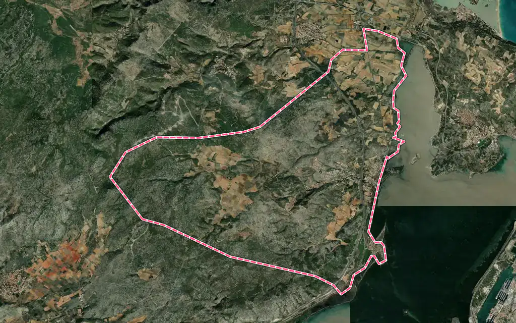 Vue satellite de Fitou avec ses contours administratifs