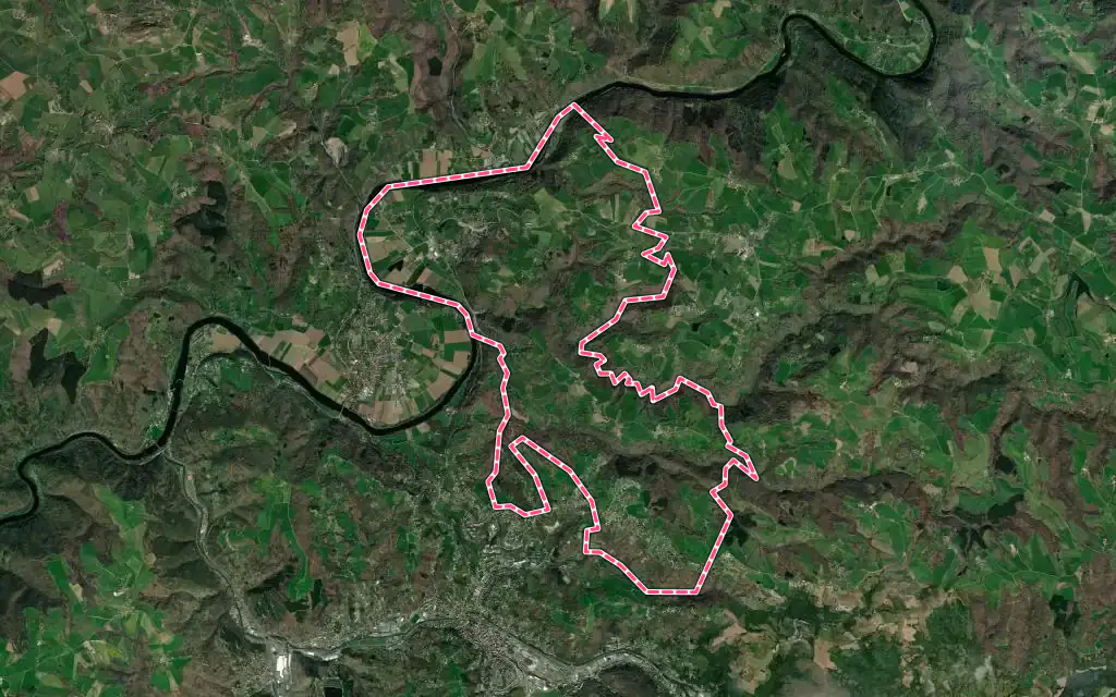 Vue satellite de Flagnac avec ses contours administratifs