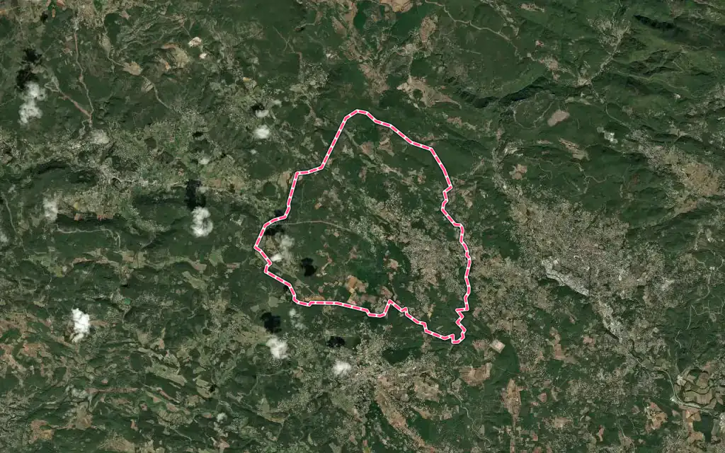 Vue satellite de Flayosc avec ses contours administratifs