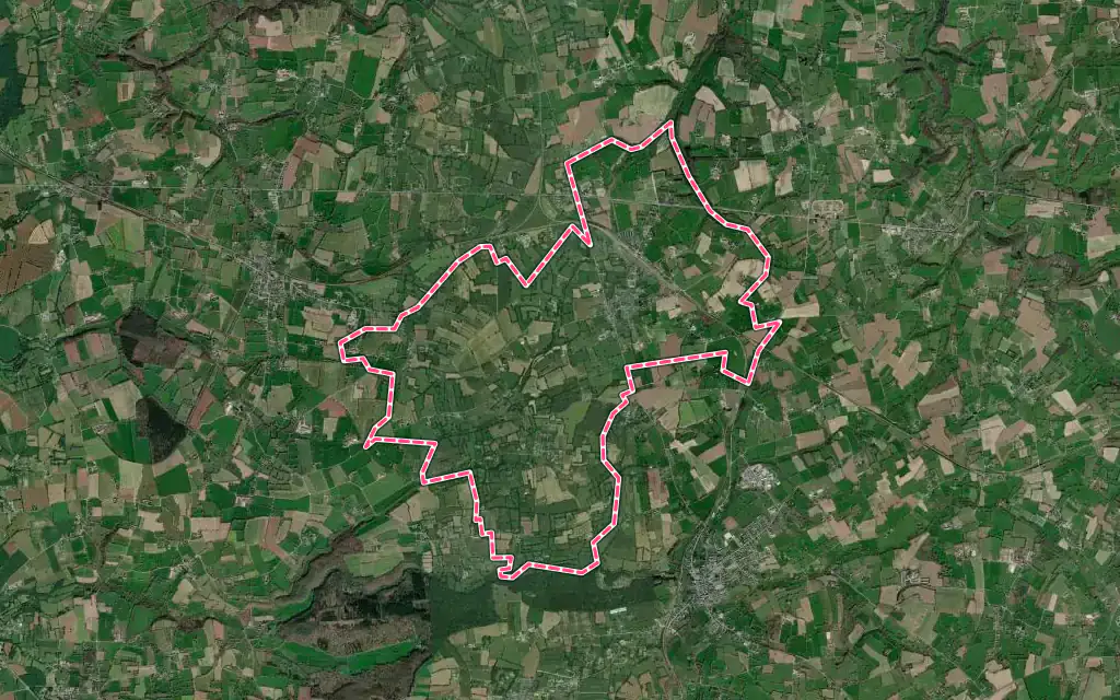 Vue satellite de Folligny avec ses contours administratifs