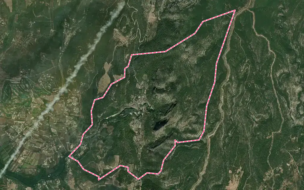 Vue satellite de Fontaine-de-Vaucluse avec ses contours administratifs