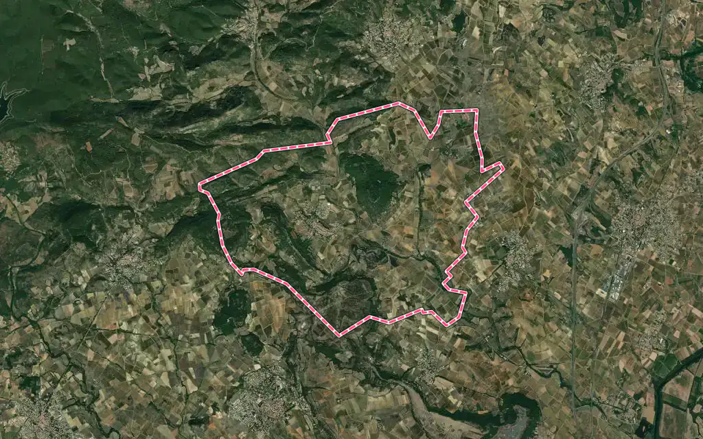 Vue satellite de Fontès avec ses contours administratifs
