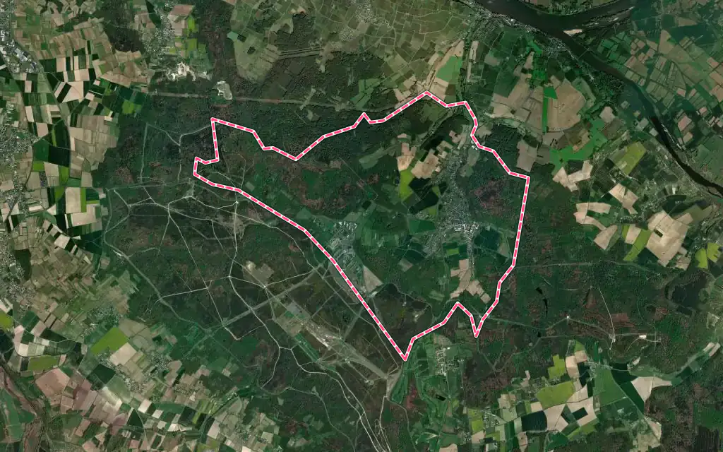 Vue satellite de Fontevraud-l'Abbaye avec ses contours administratifs