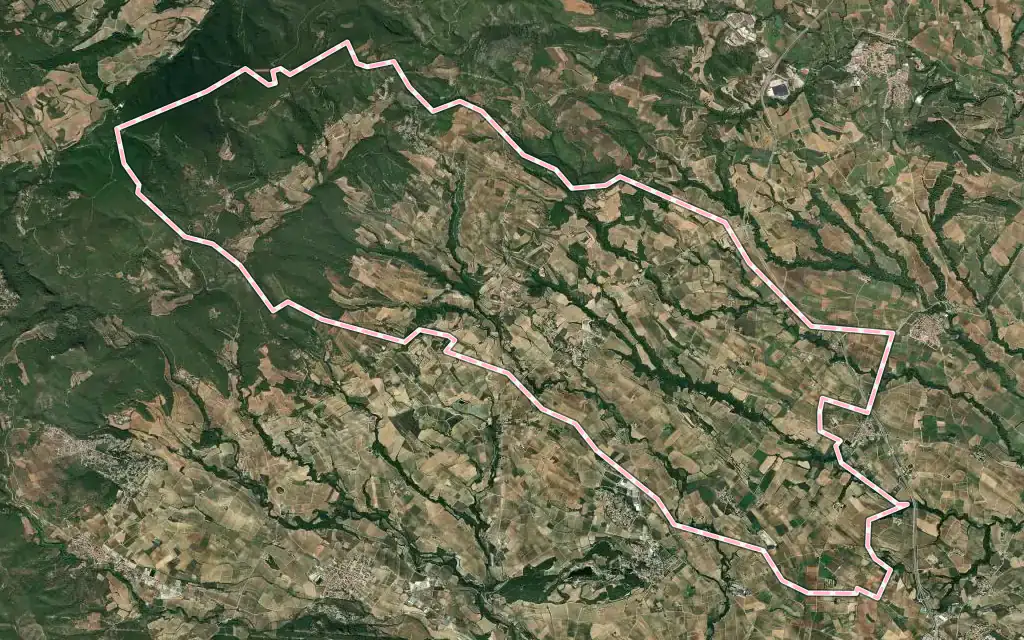 Vista satélite de Font-rubí con su contorno administrativo