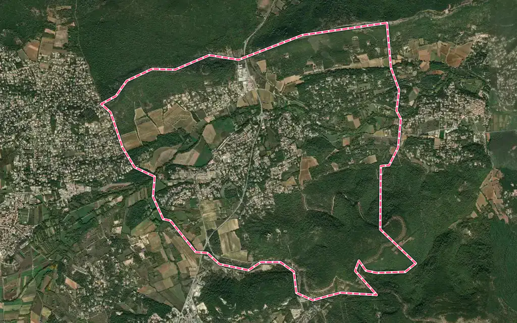 Vue satellite de Forcalqueiret avec ses contours administratifs