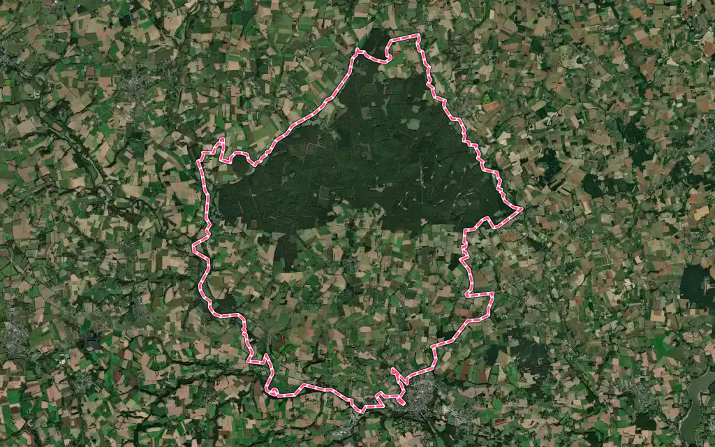 Vue satellite de Forges de Lanouée avec ses contours administratifs