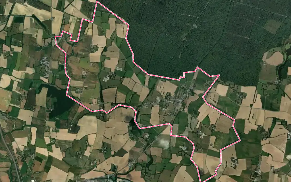 Vue satellite de Forges-la-Forêt avec ses contours administratifs