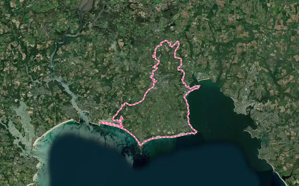 Vue satellite de Fouesnant avec ses contours administratifs