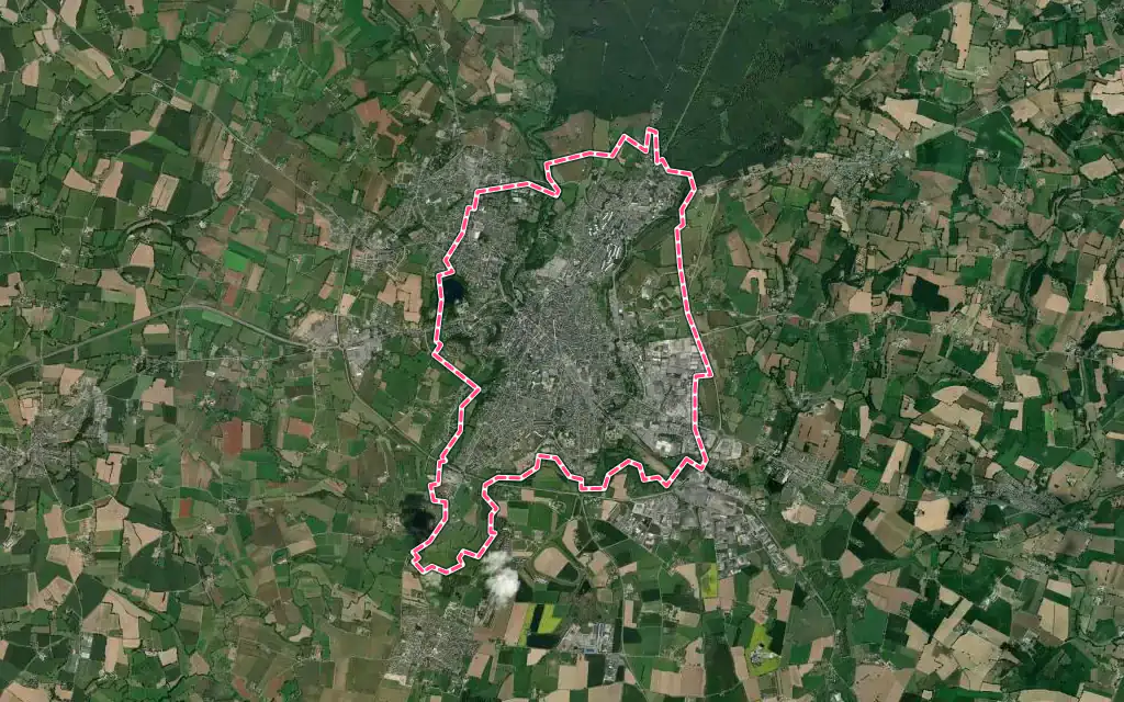 Vue satellite de Fougères avec ses contours administratifs
