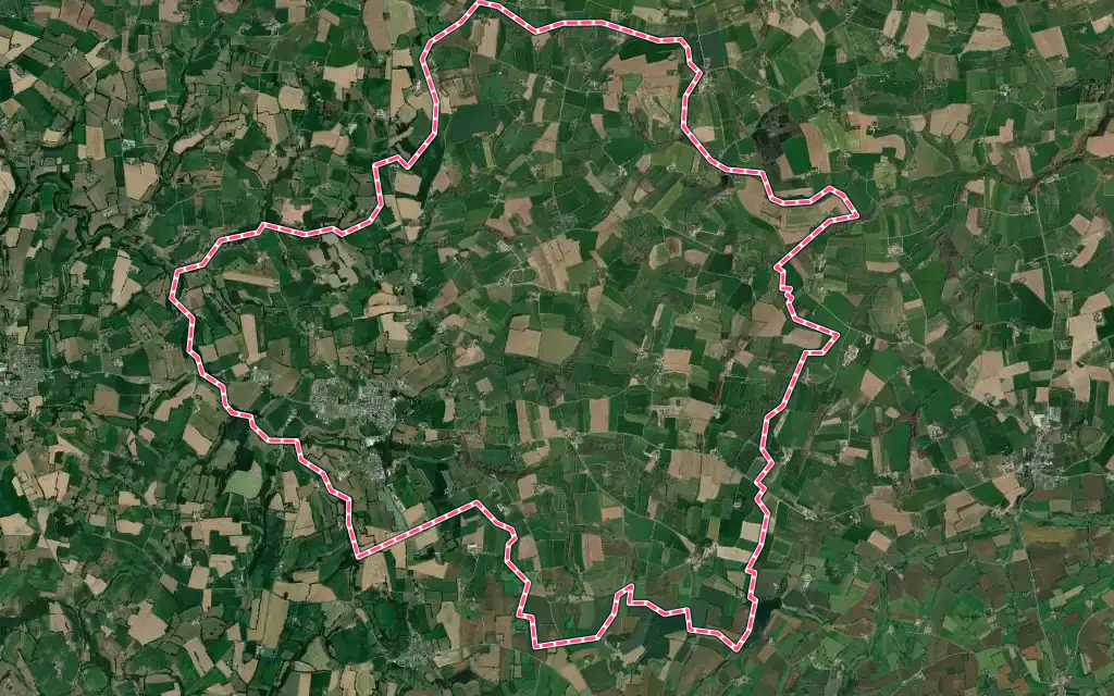 Vue satellite de Fougerolles-du-Plessis avec ses contours administratifs