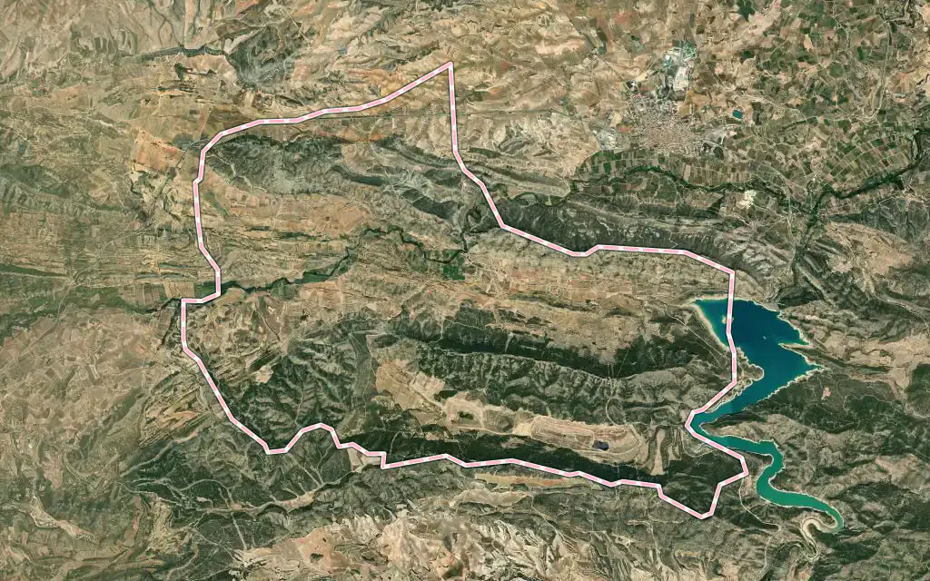 Vista satélite de Foz-Calanda con su contorno administrativo