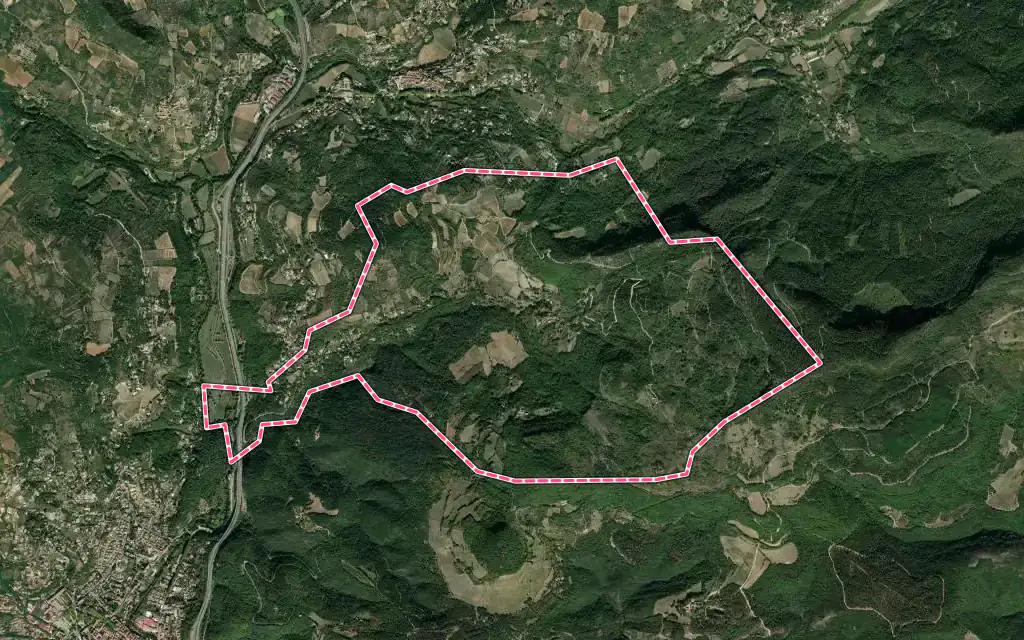 Vue satellite de Fozières avec ses contours administratifs