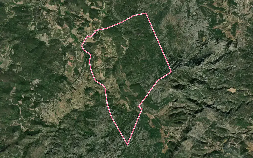 Vue satellite de Fraissé-des-Corbières avec ses contours administratifs