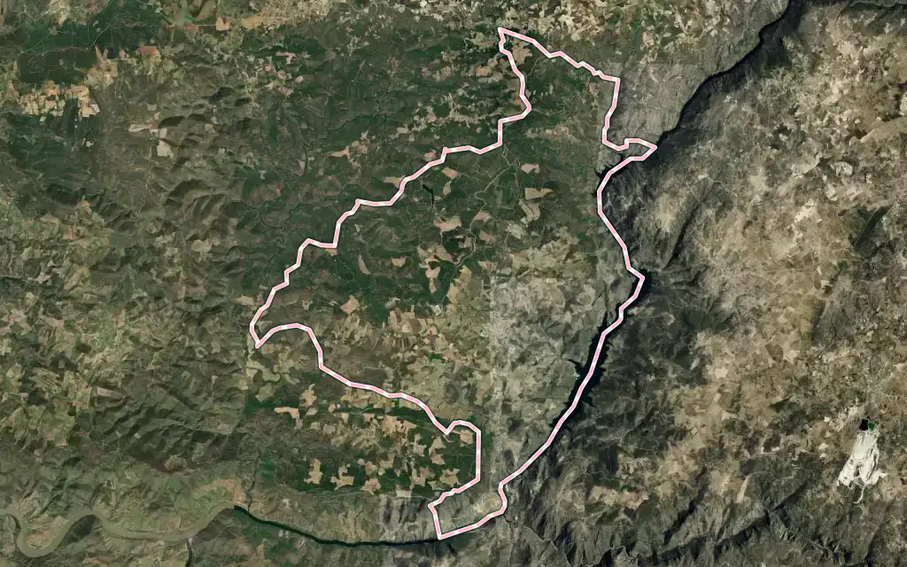 Vista satélite de Freixo de Espada à Cinta e Mazouco con su contorno administrativo