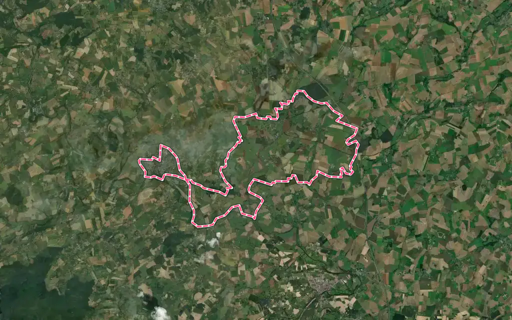 Vue satellite de Fresnay-sur-Sarthe avec ses contours administratifs