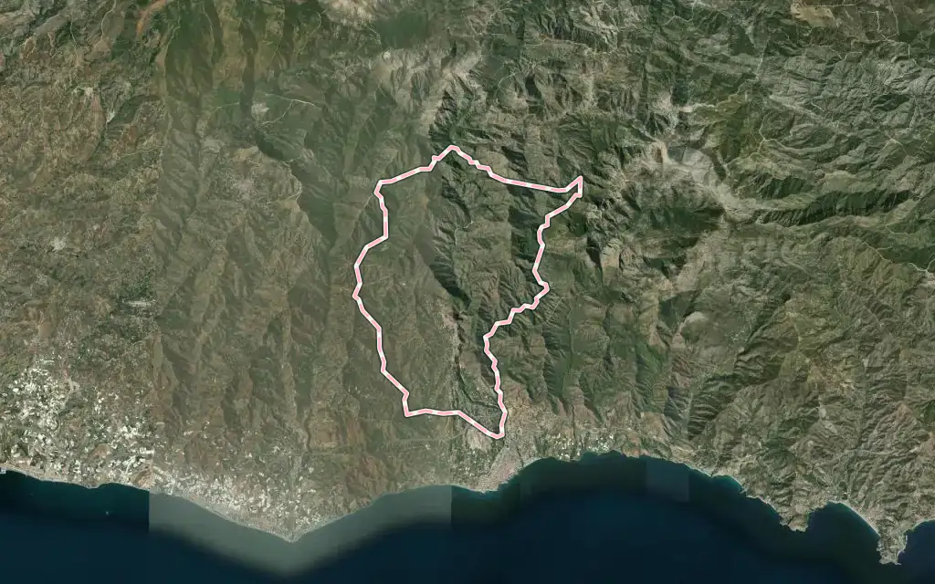 Vista satélite de Frigiliana con su contorno administrativo