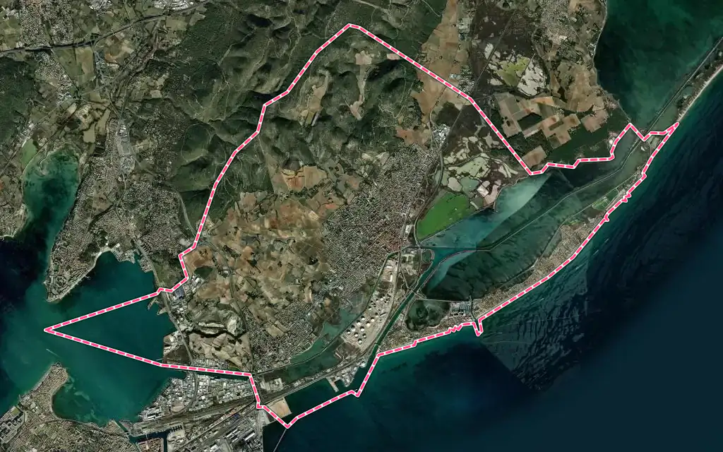 Vue satellite de Frontignan avec ses contours administratifs