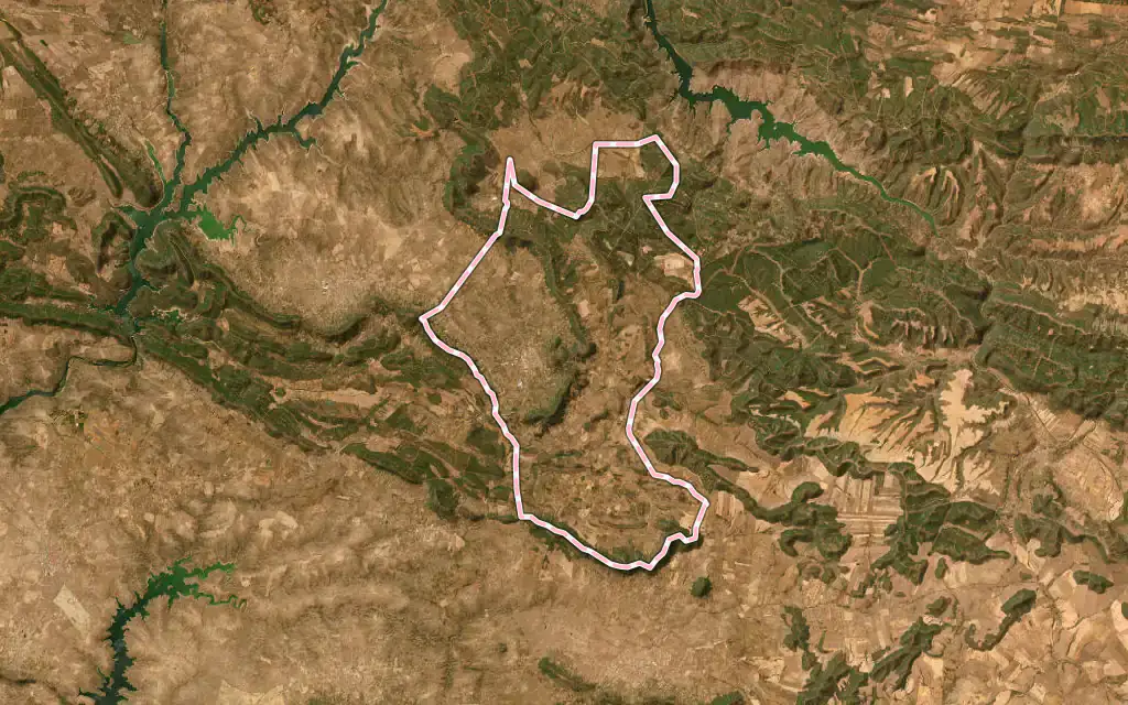 Vista satélite de Fuenlabrada de los Montes con su contorno administrativo