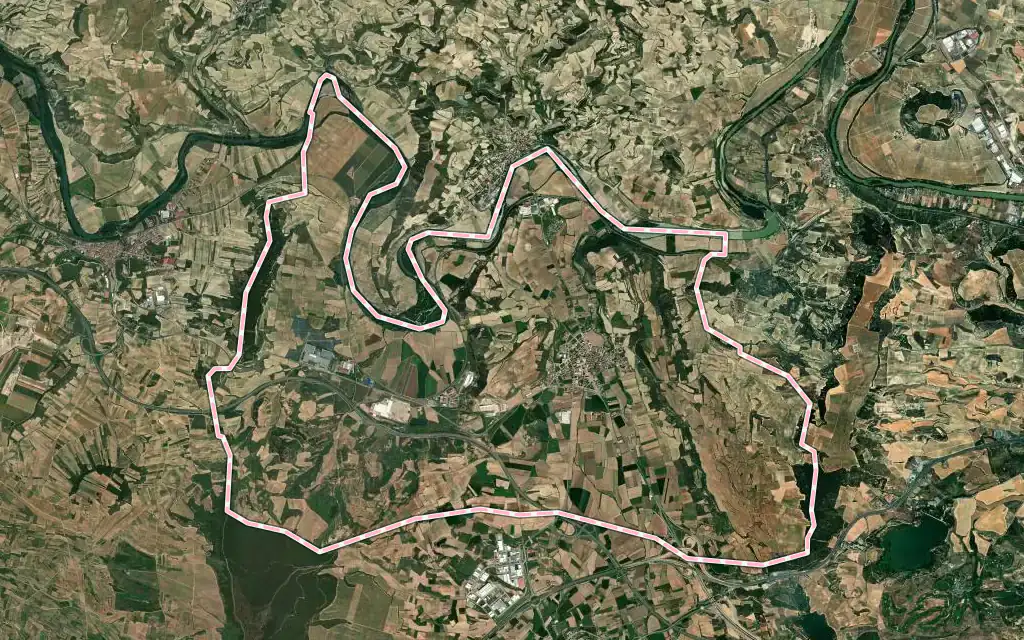 Vista satélite de Fuenmayor con su contorno administrativo