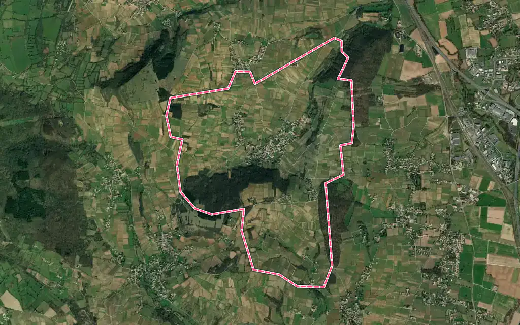 Vue satellite de Fuissé avec ses contours administratifs