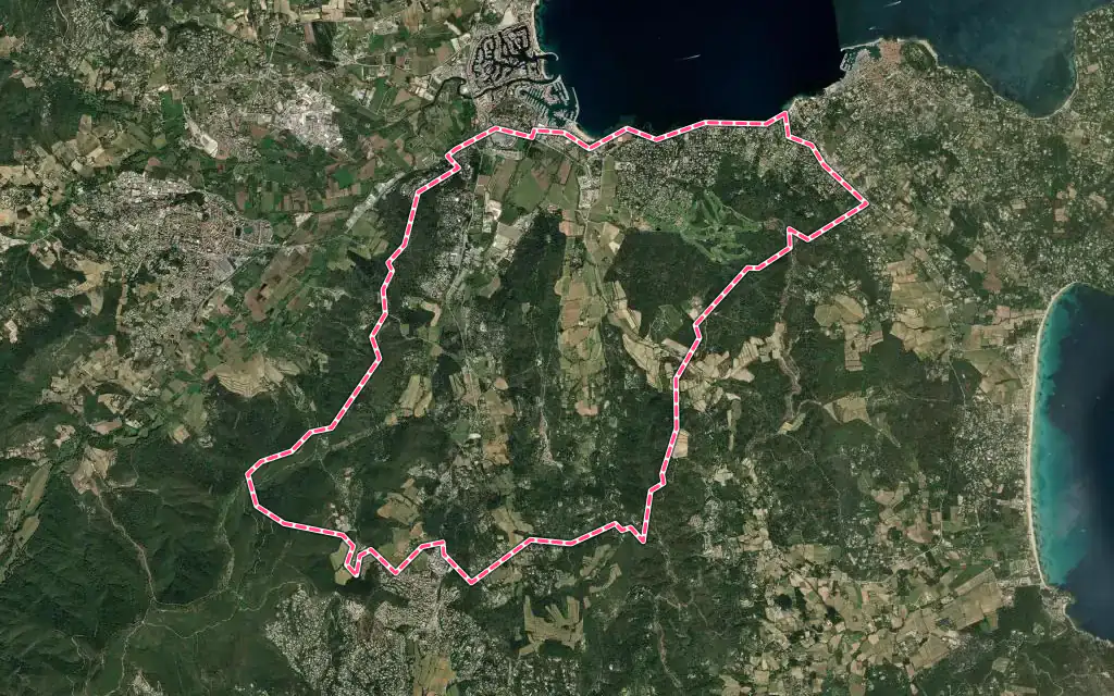 Vue satellite de Gassin avec ses contours administratifs