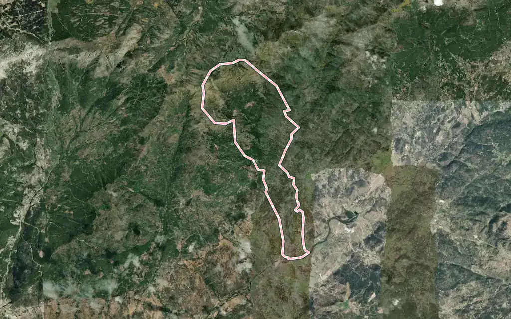 Vista satélite de Gavilanes con su contorno administrativo