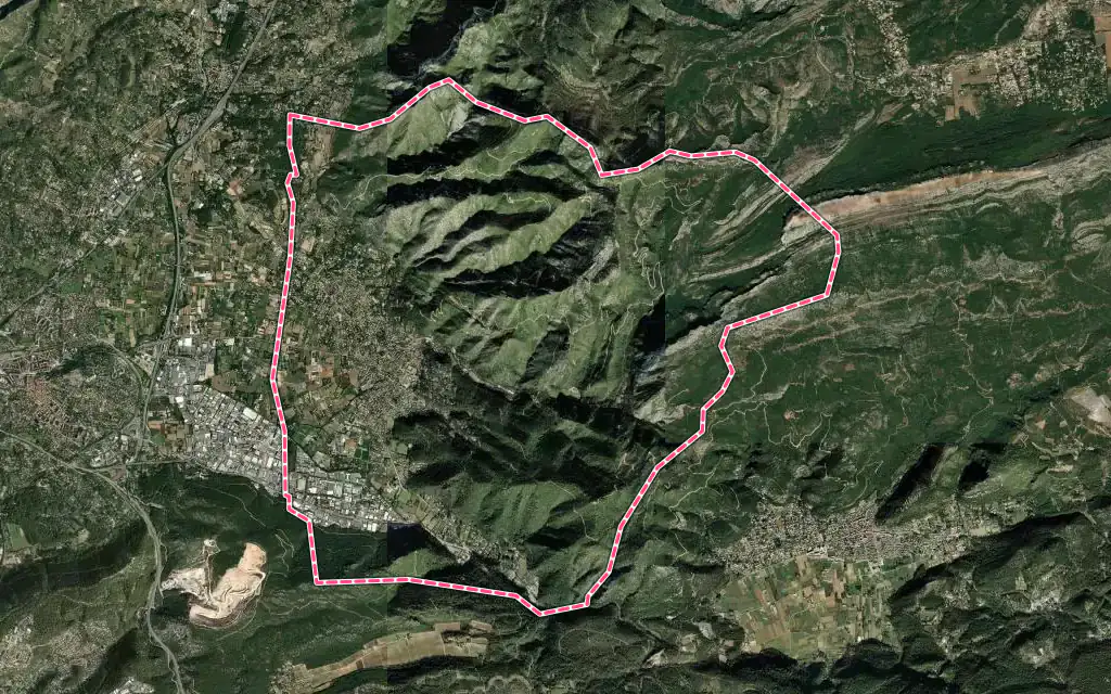 Vue satellite de Gémenos avec ses contours administratifs